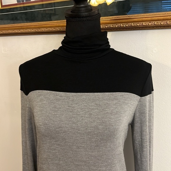 Banana Republic Two-Tone Long Sleeve Top, Sz. M. - Picture 3 of 9